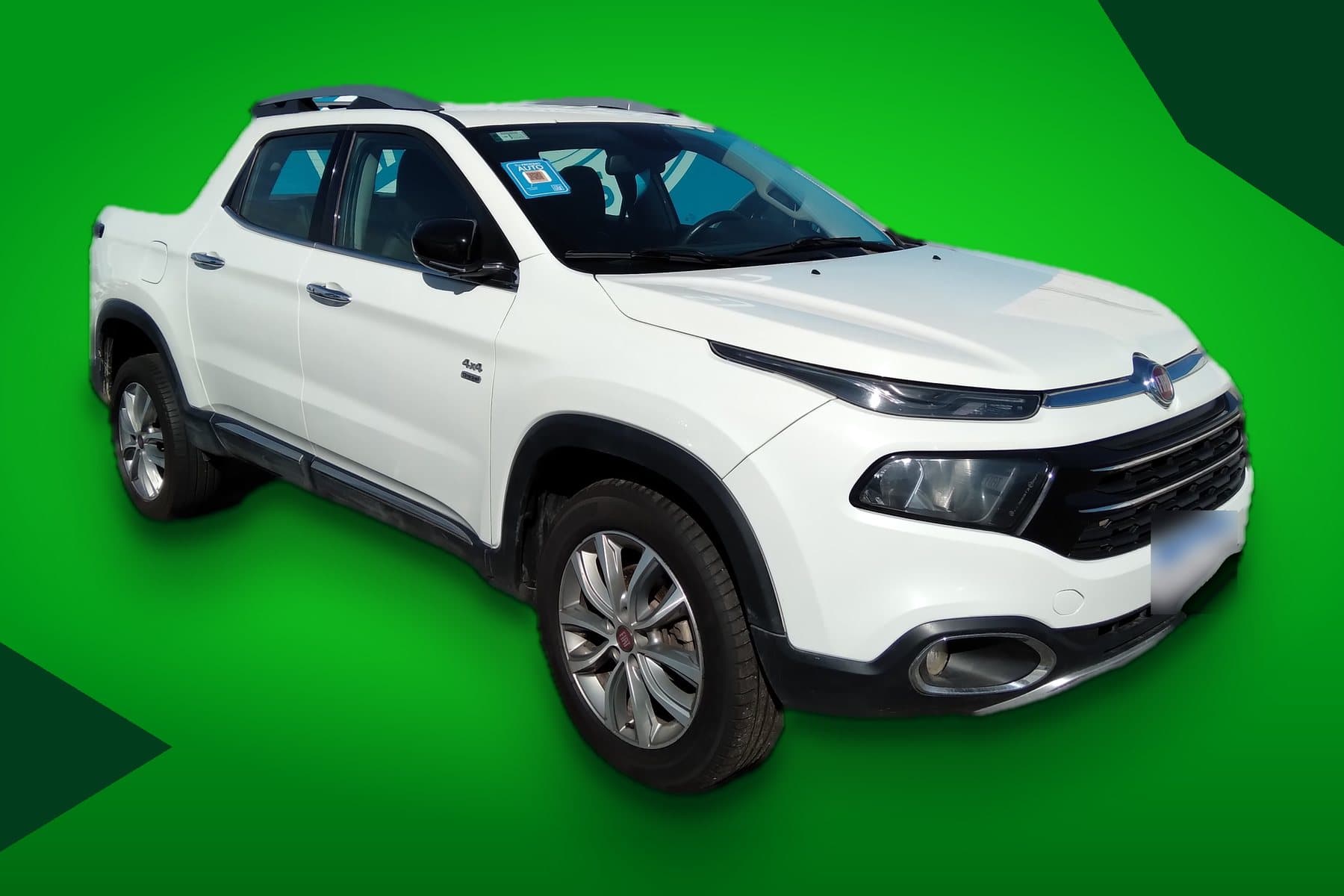 Fiat Toro branca, vista de frente e de lado, com o emblema Fiat na grade, em fundo verde Stone